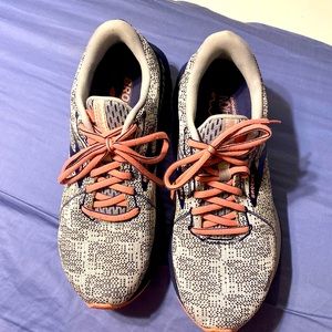 Excellent shape Brookes shoes size 9